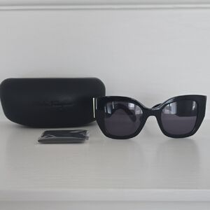 Chic Black Sunglasses